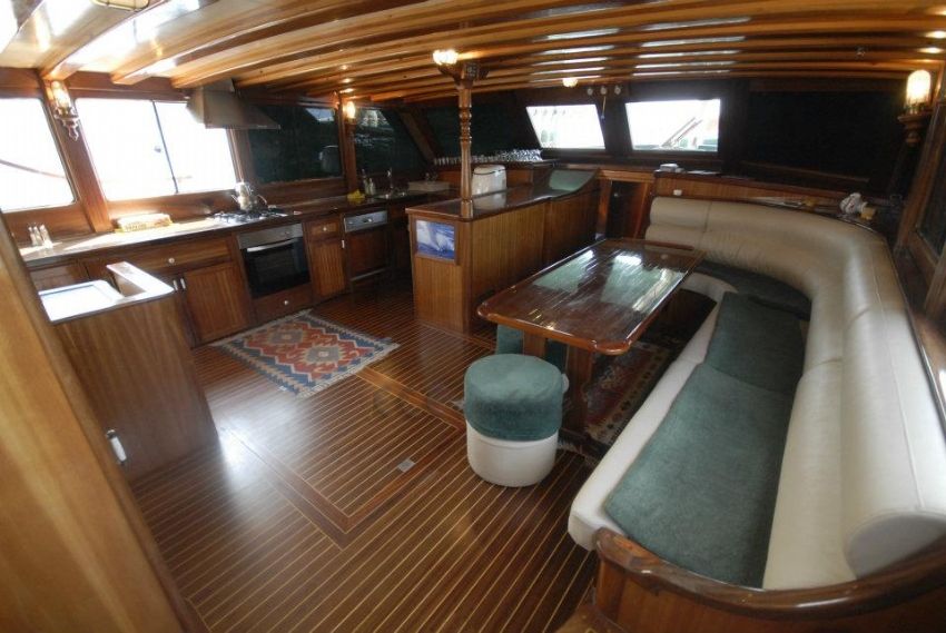 Adatepe 4 Teknesi iç salon