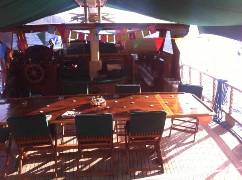 Adatepe 4 Teknesi yemek masası