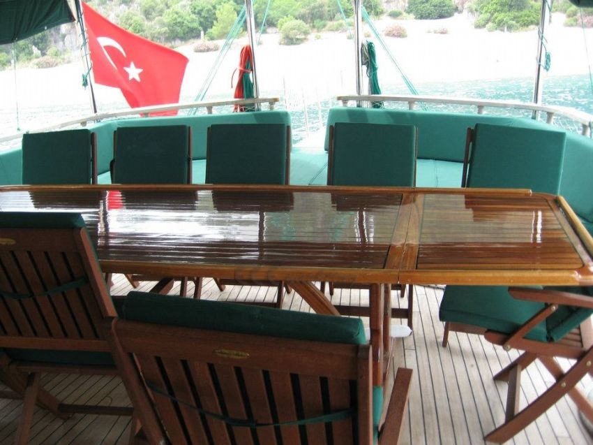 Adatepe 4 Teknesi arka güverte yemek masası