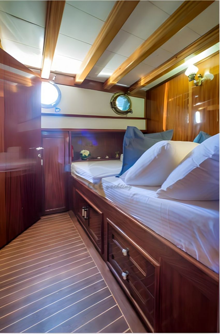 Adatepe 4 Teknesi yemek masası