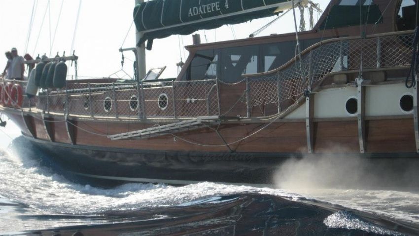 Adatepe 4 Teknesi dalgaların içinde