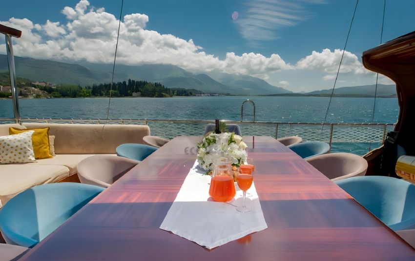 Adatepe 4 Teknesi dalgaların içinde