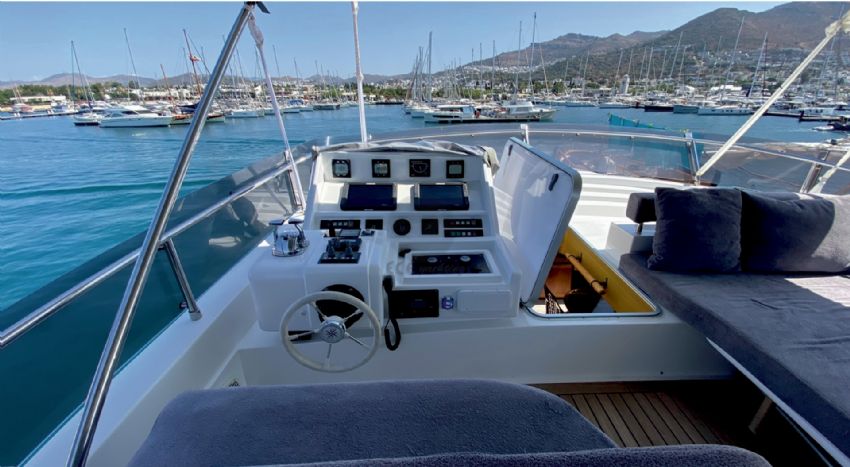 ADEN 4 Motor Yat Üst taraf