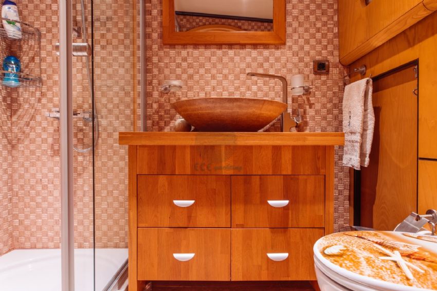 Aegean Pearl Gulet, Bathroom.