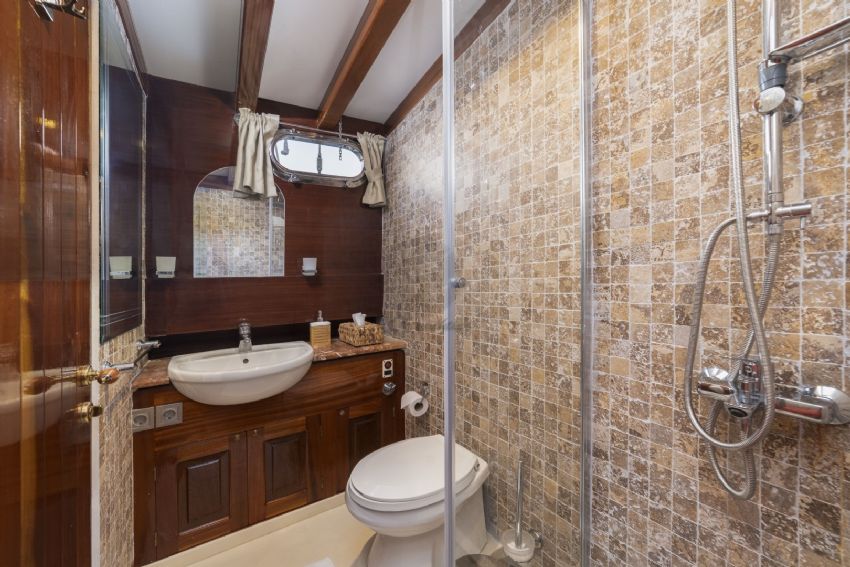 Aganippe Yacht, Bathroom.