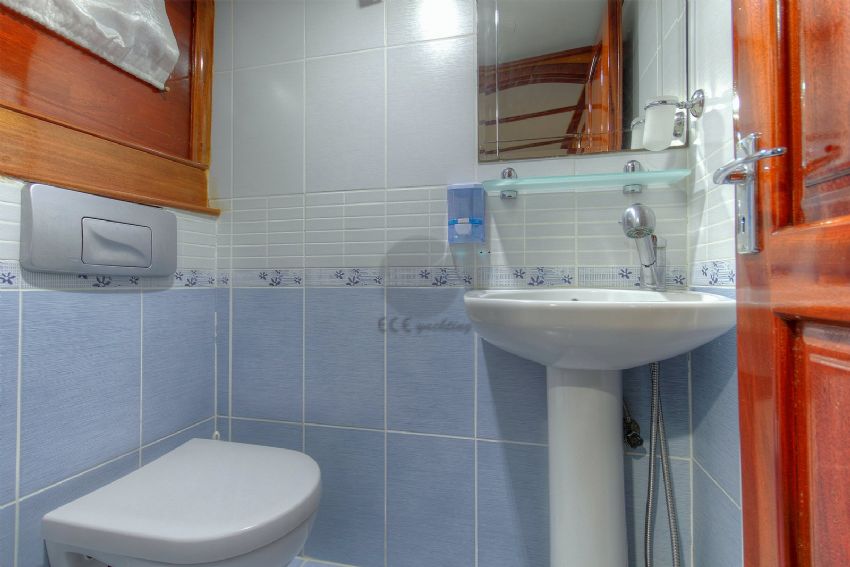 Akar Gulet Bathroom.