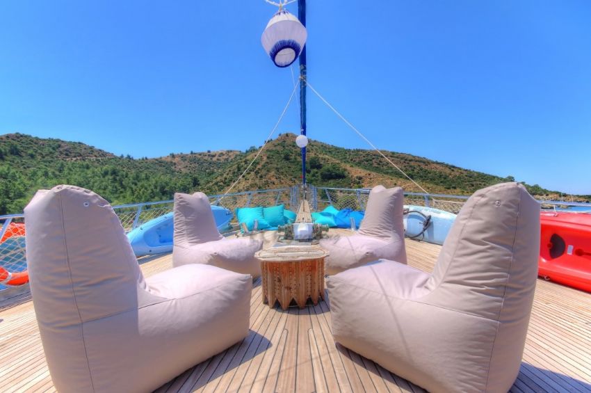 aleyna 3 teknesi ön güverte yemek masası