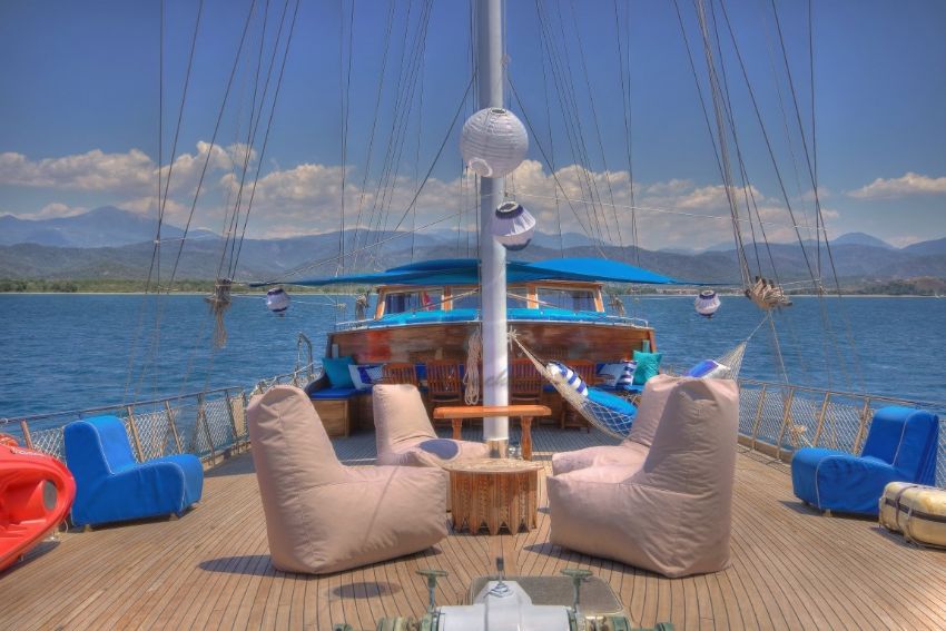 aleyna 3 ön güverte yemek masası