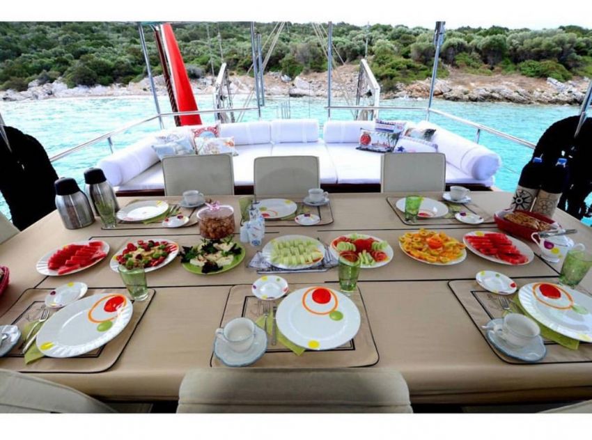 Ece Göcek Arka Yemek Masası