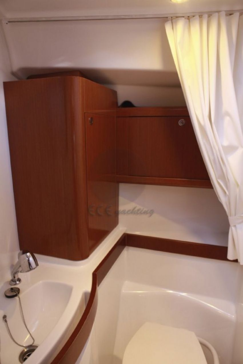 Benetau Oceanis 40 Sail Boat, En Suite.