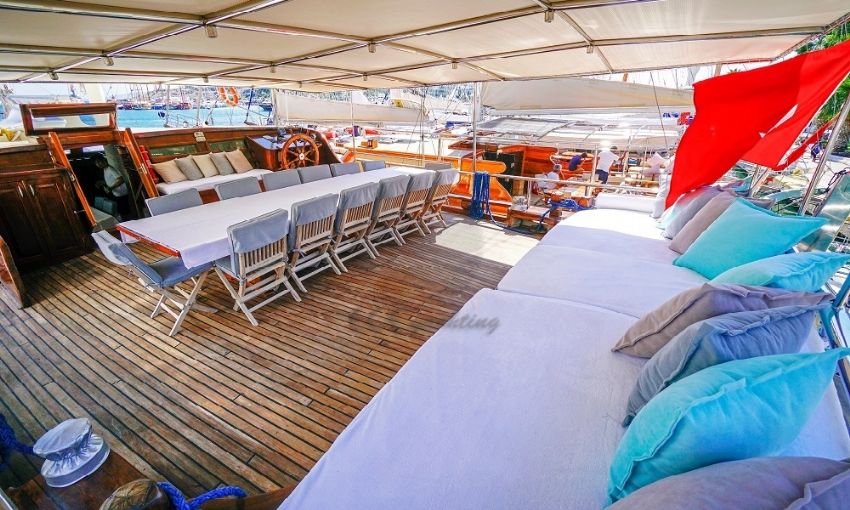 ametist a arka yemek masası