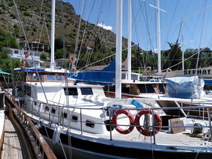 aşkınoğlu teknesi limanda