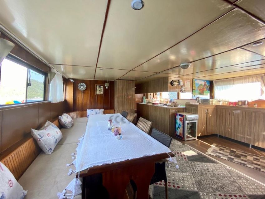 Ari B Yacht, Lounge Dining.