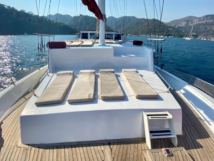 Ari B Yacht, Dining With Friends.