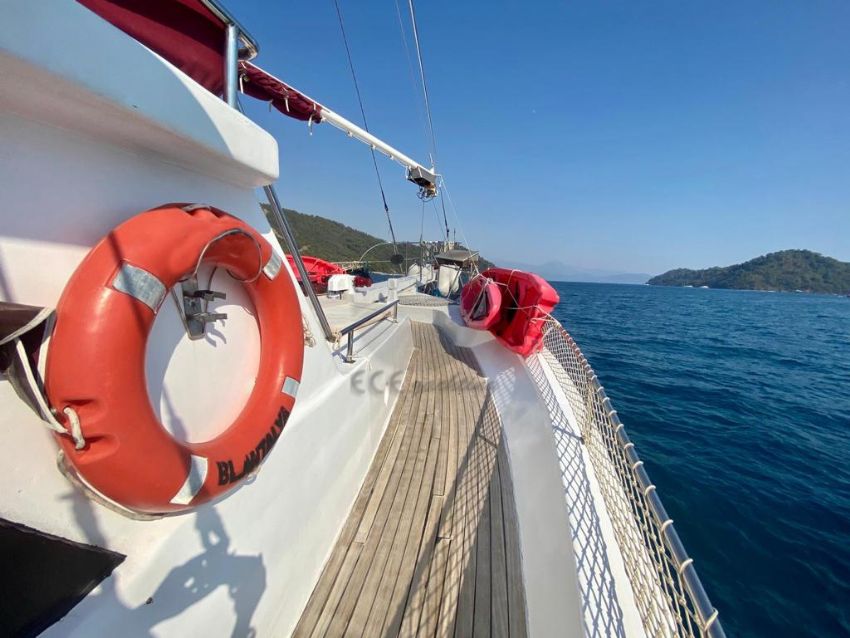 Ari B Yacht, Front Deck Seating.