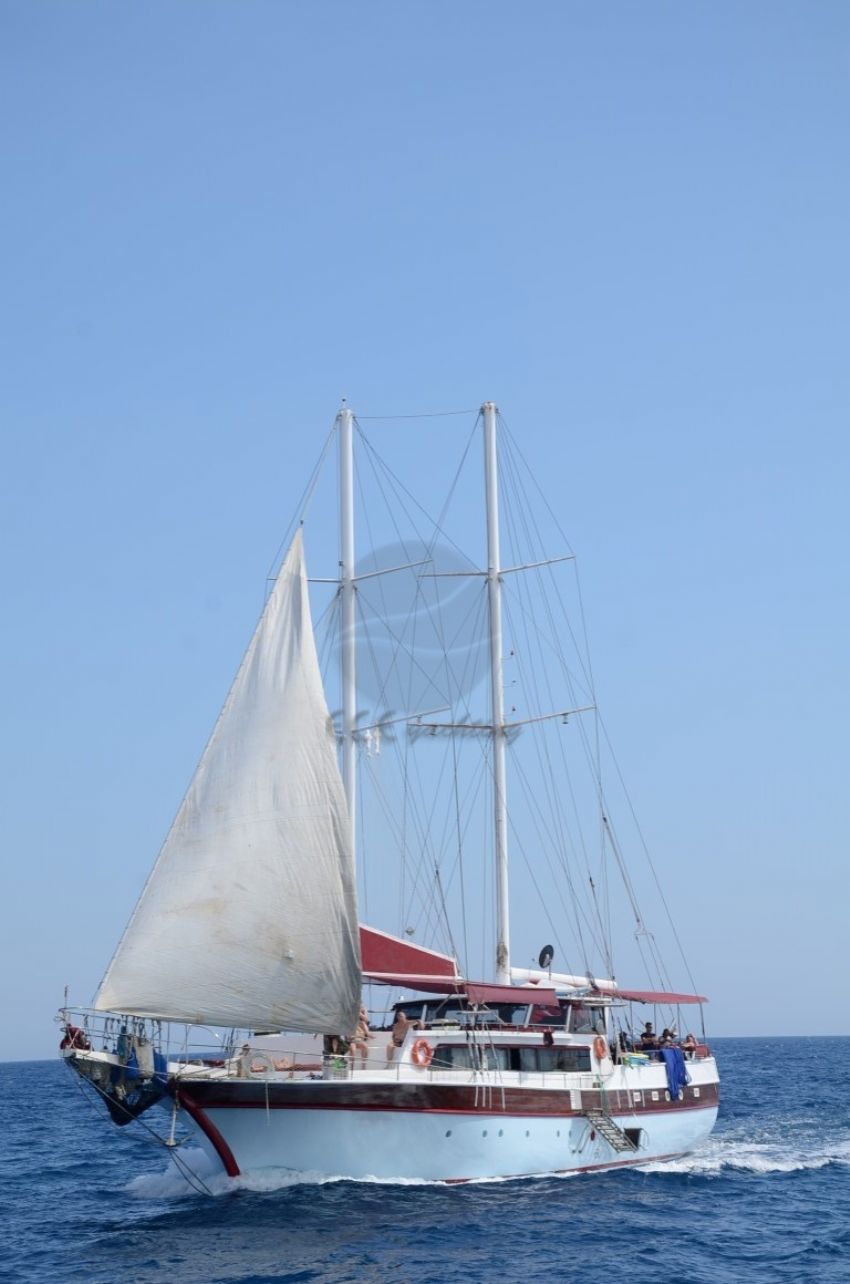 Ari B Yacht, Sailing Away.