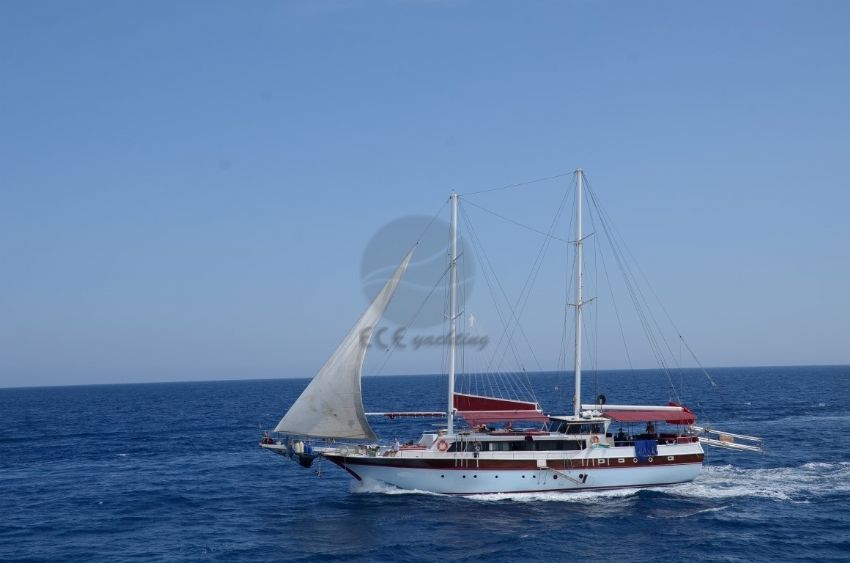 Ari B Yacht, Bow View.