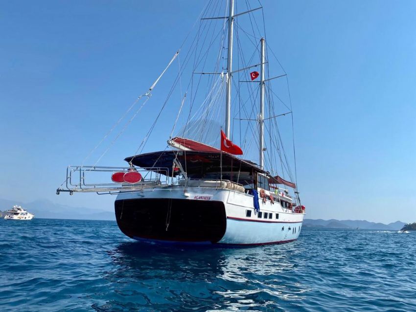 Ari B Yacht, Stern View.