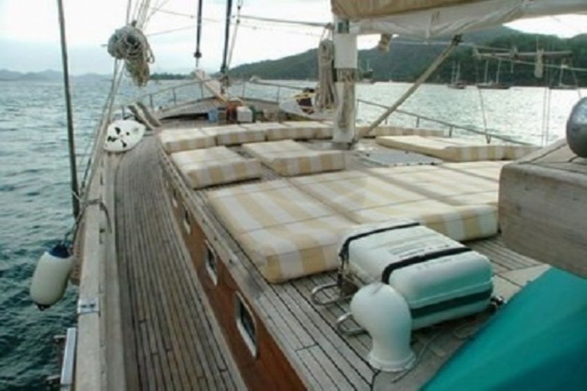 Arielle Deniz Teknesi güverte