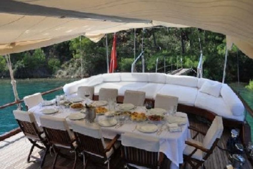 Arielle Deniz Teknesi yemek masası 1