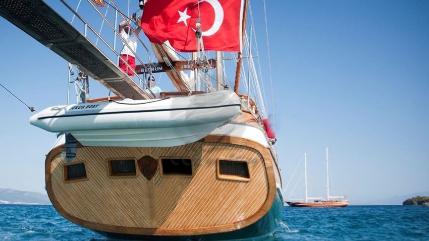 Arif Kaptan C teknesi arka yemek masası.