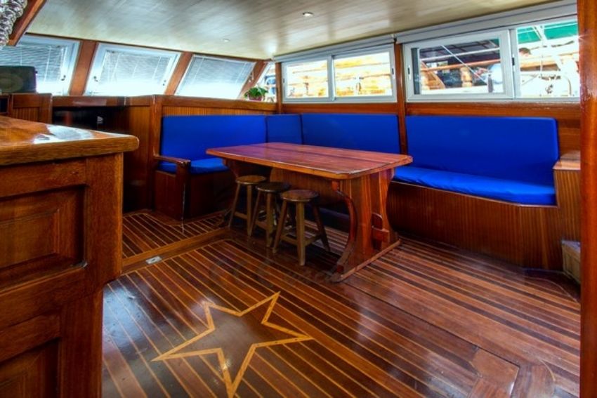 Arkadaşlık Yatı Salon