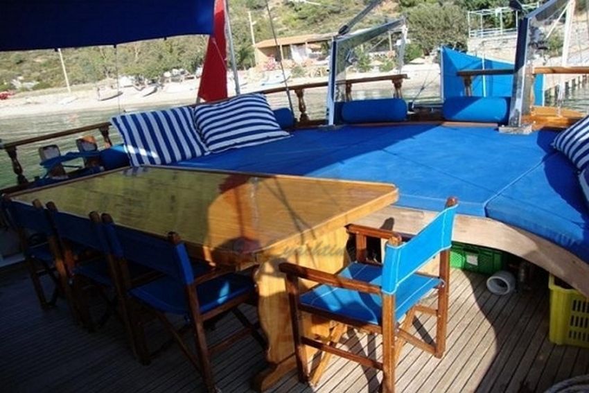 Aşkım deniz arka yemek masası.