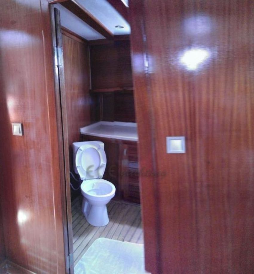 Asrin Gulet, Bathroom.