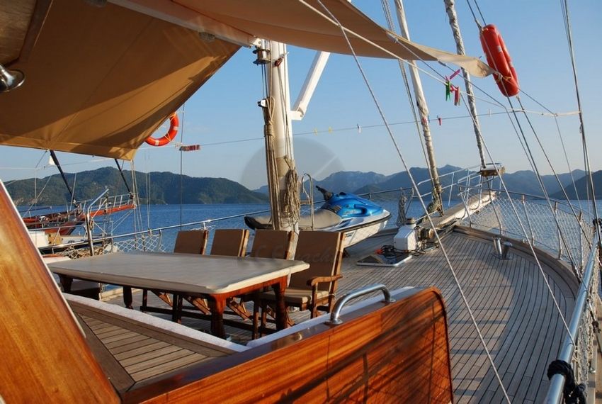 Düz güverte ön yemek masası.