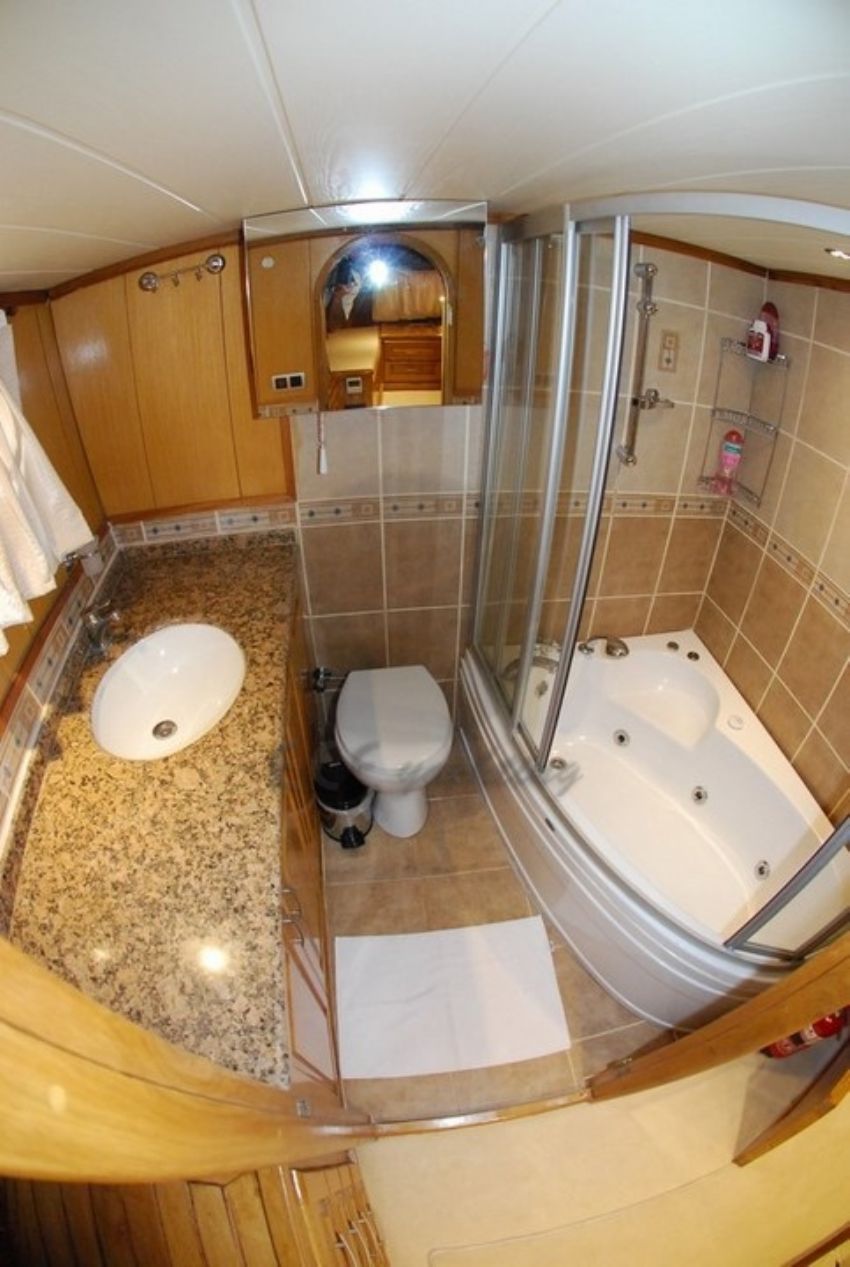 Arka mastır kabin banyosu.