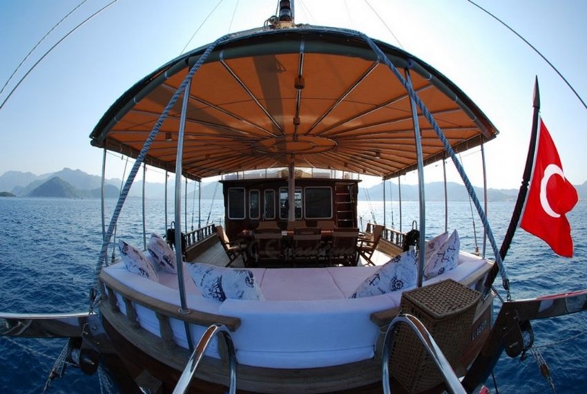 Arka paserelladan oturma minderlerinin görüntüsü.