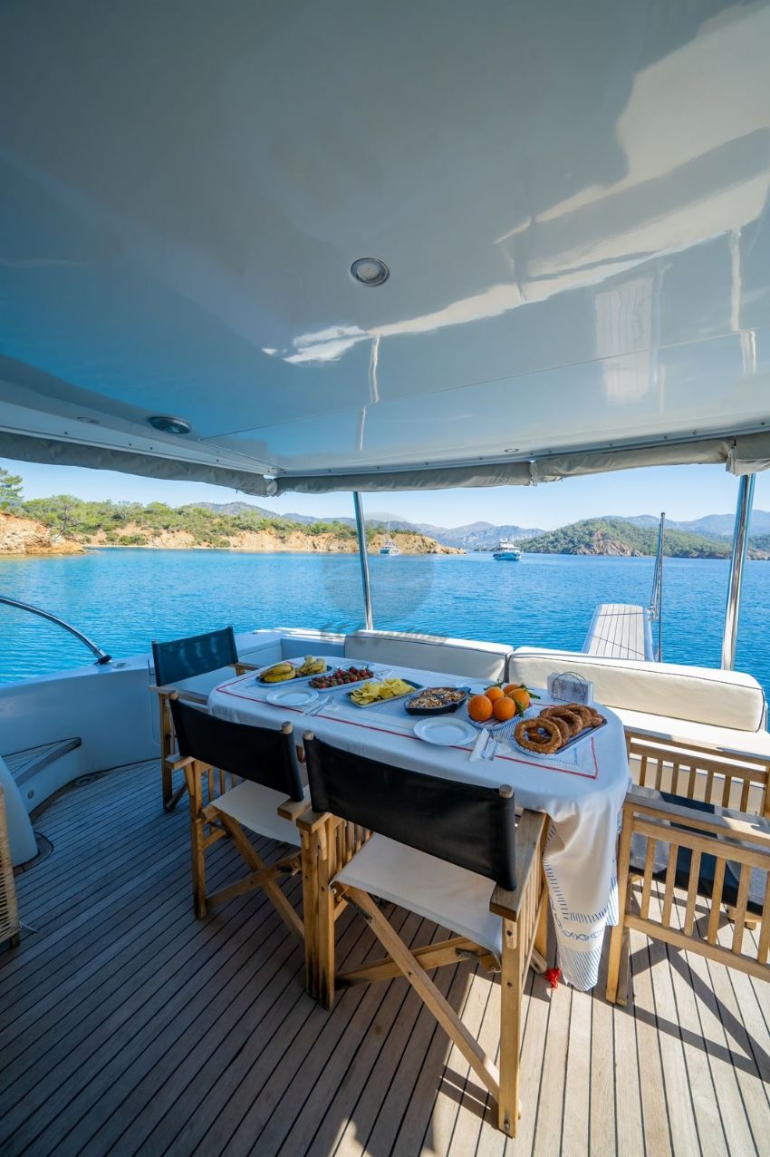 Azimut 68 Yemek Masası