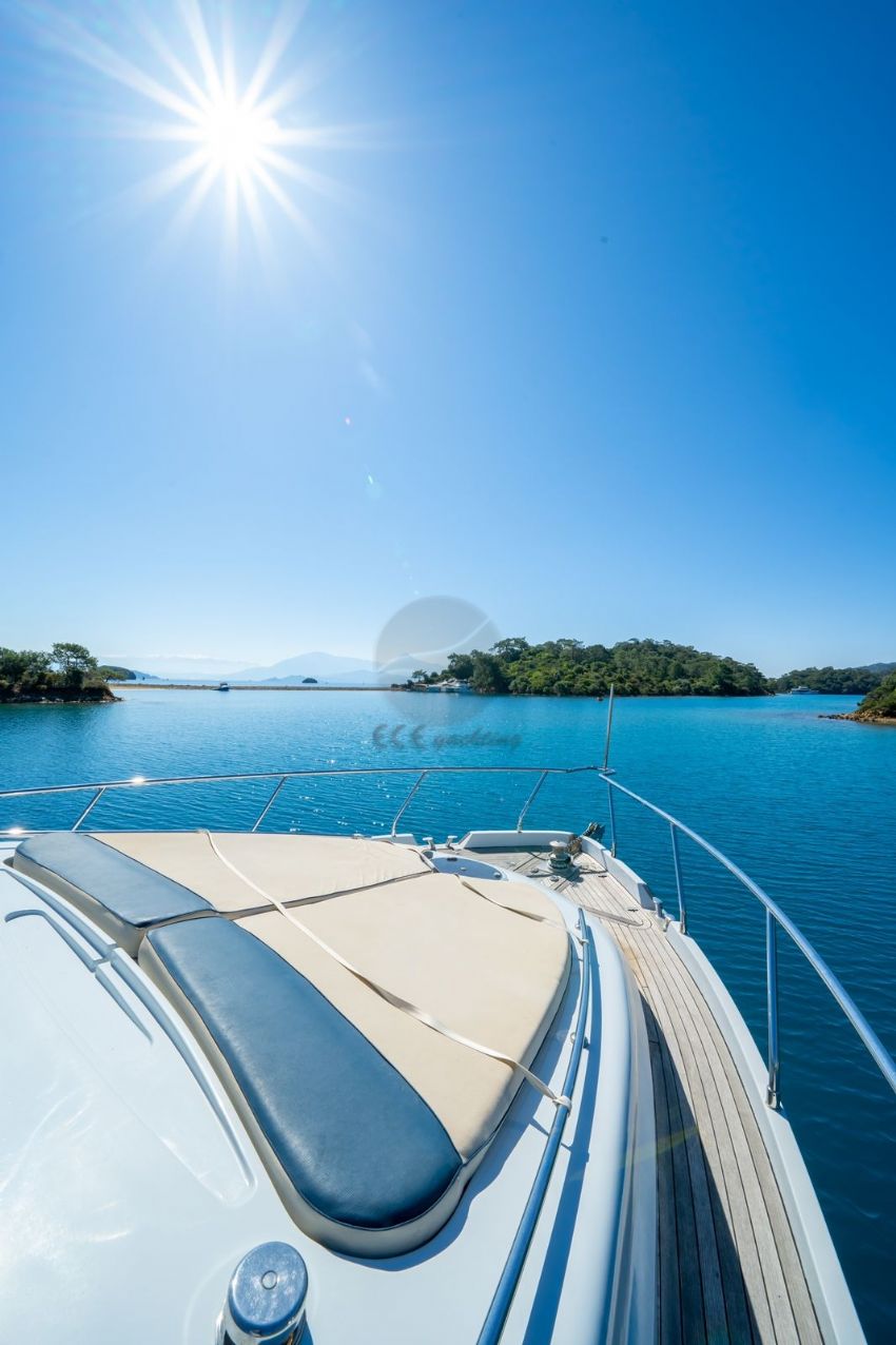 Azimut 68 Ön Güneşlenme Alanı