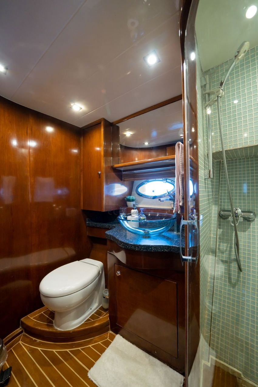 Azimut 68 Banyo Tuvalet