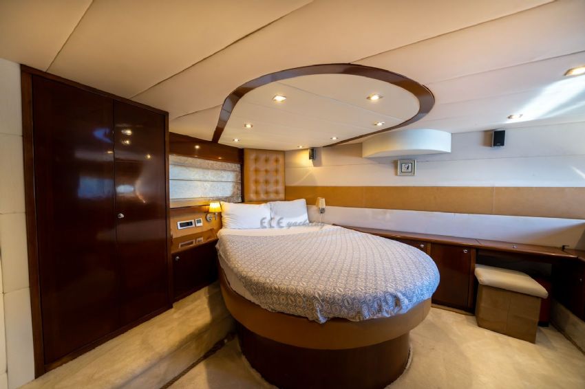 Azimut 68 Master Kabin