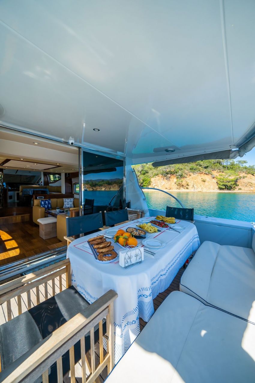 Azimut 68 Yemek Masası