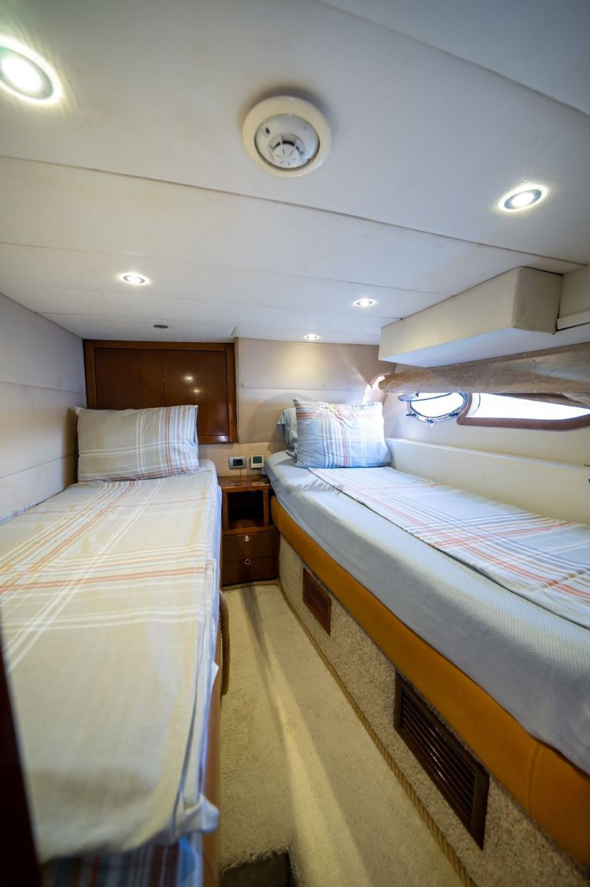 Azimut 68 Twin Kabin