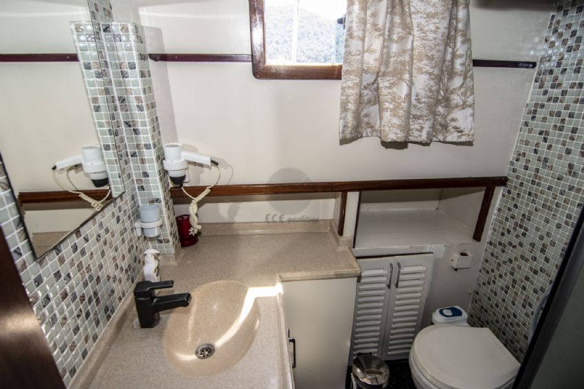 Mirac A Gulet, Bathroom.