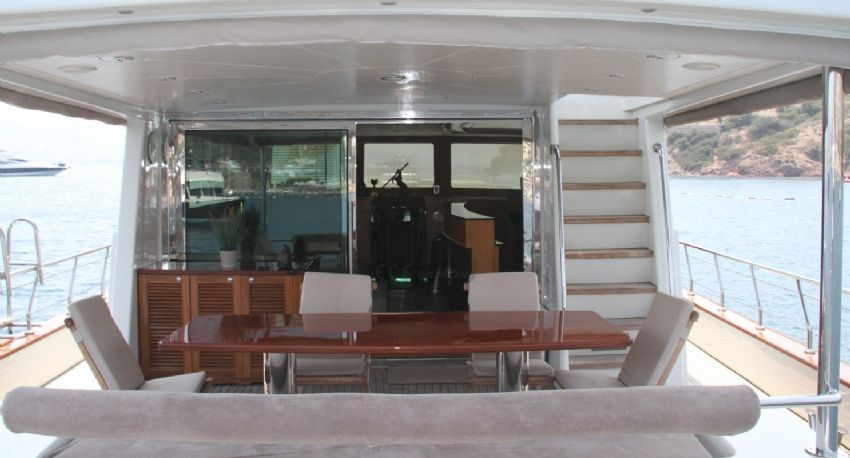 Ece Hayrat Arka Oturma Alanı