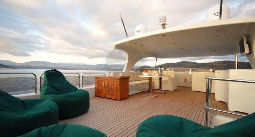 Ece Hayrat Üst Güverte