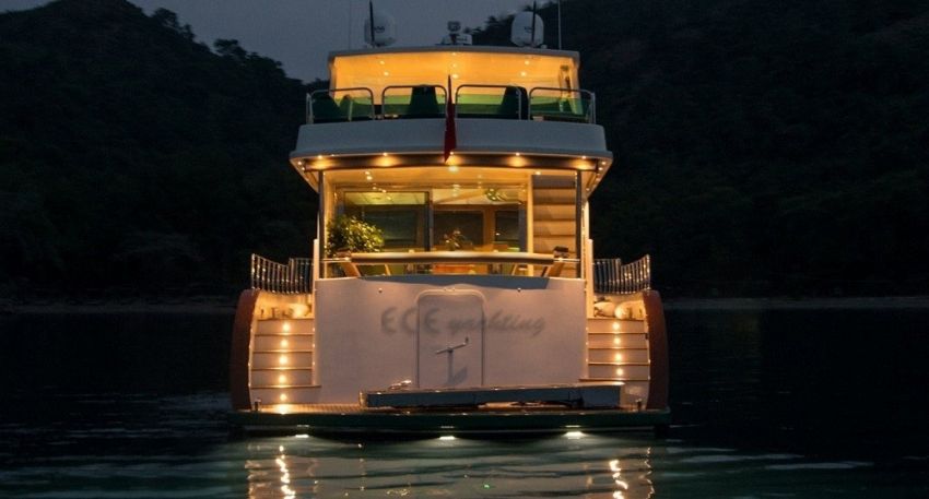 Ece Hayrat Dış Görünüm