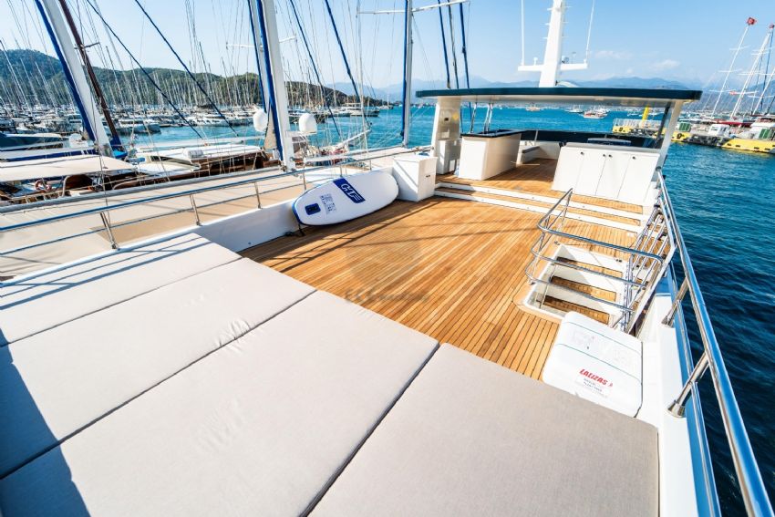 Trawler_Beluga_Fethiye_Flybridge_Sunbathing