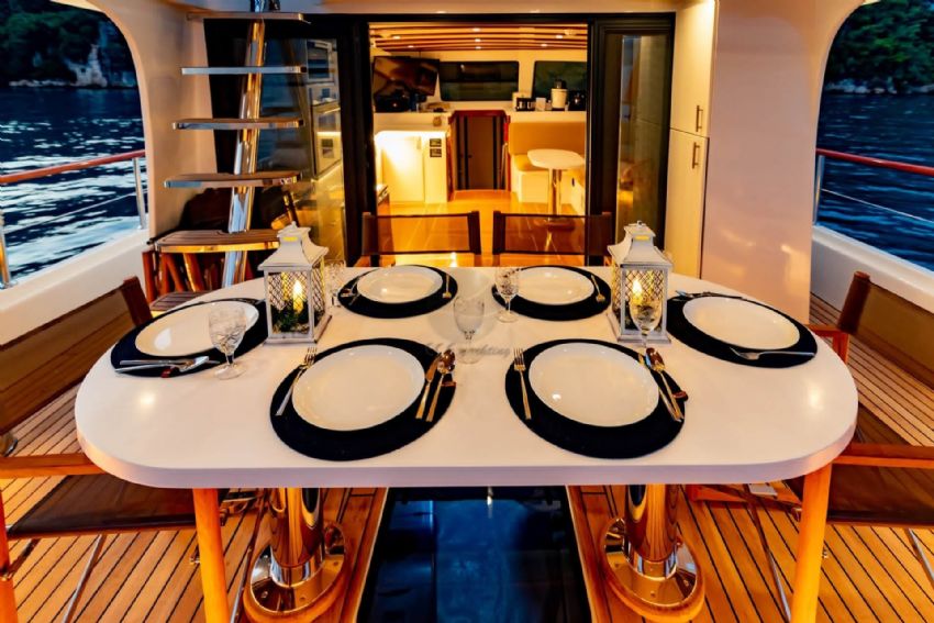 Arka Güverte Yemek Masası