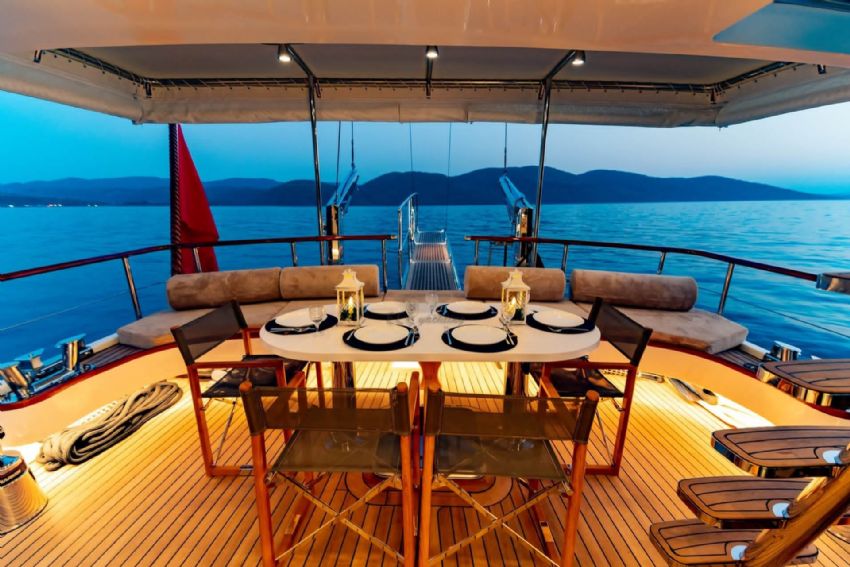 Arka Güverte Yemek Masası