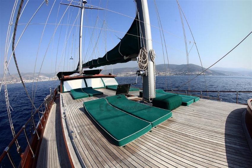 Ön güverte güneşlenme miderleri.