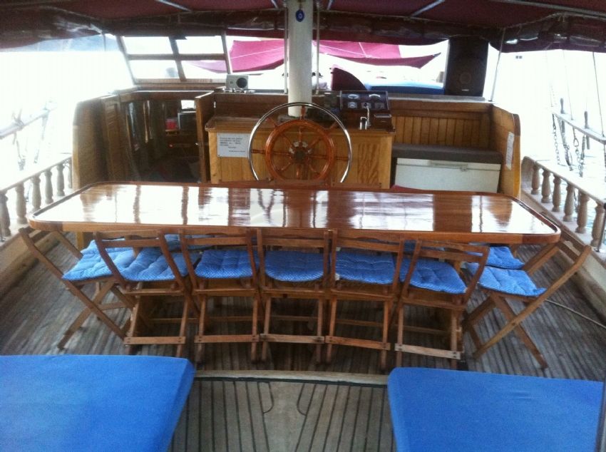 Blue key teknesi arka güverte yemek alanı.  Blue Key Yacht, Dining For 12 Guests.