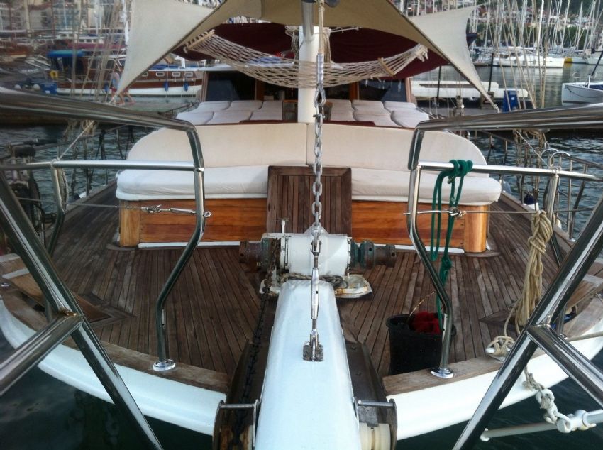 Blue Key gulet ön güverte.  Blue Key Yacht, Front Deck.