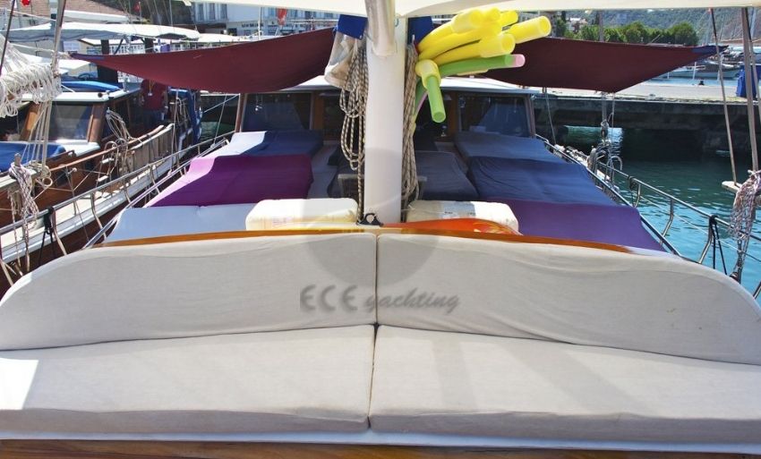 Blue Key teknesi ön güverte yaşam alanı.  Blue Key Yacht, Deck Seating.