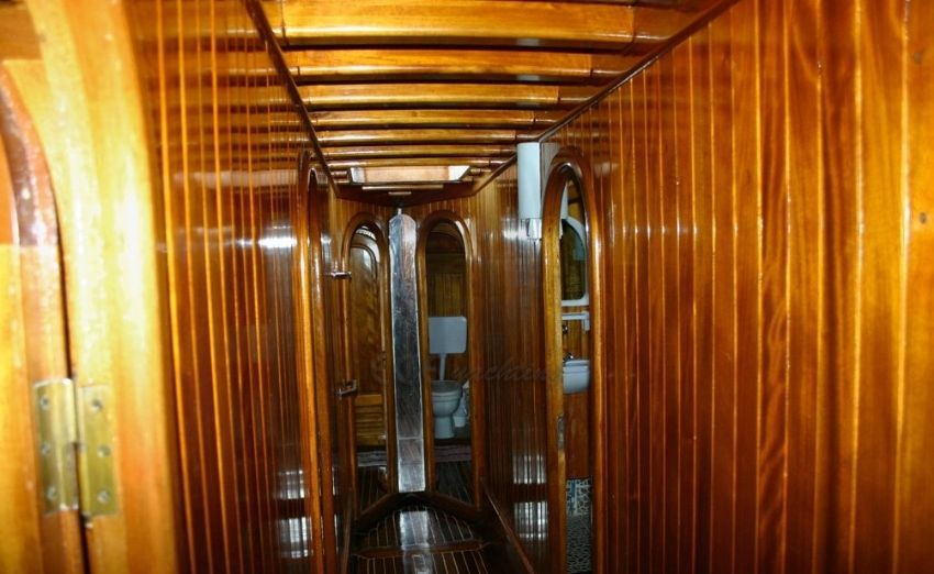 Blue Key Yacht, Passageway.