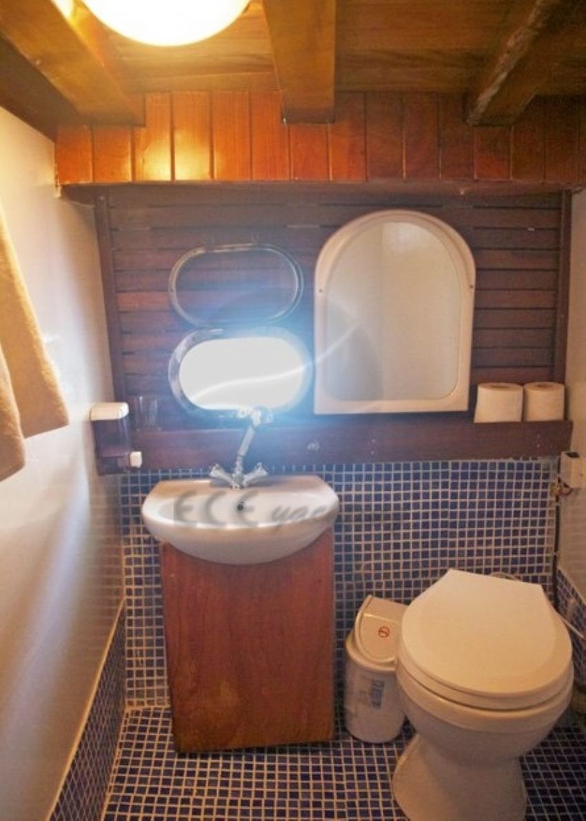 Blue key banyo.  Blue Key Yacht, Bathroom.